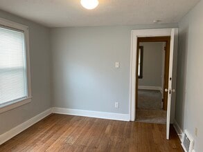 720 Roselawn Ave in Akron, OH - Foto de edificio - Building Photo