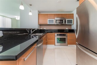 253 NE 2nd St in Miami, FL - Foto de edificio - Building Photo