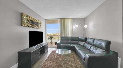 5077 NW 7th St, Unit 503 in Miami, FL - Foto de edificio - Building Photo