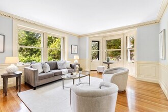 10 Eliot Rd in Lexington, MA - Foto de edificio - Building Photo