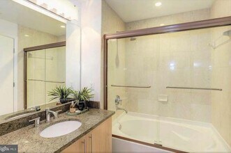 437 New York Ave NW, Unit 308 in Washington, DC - Foto de edificio - Building Photo