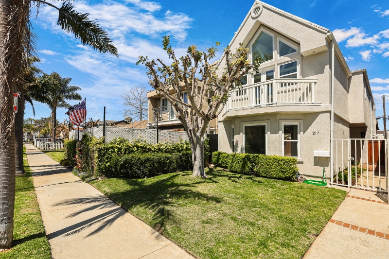 217 Knoxville Ave in Huntington Beach, CA - Building Photo