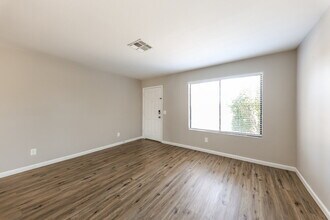 8601 W Elm St in Phoenix, AZ - Building Photo - Building Photo
