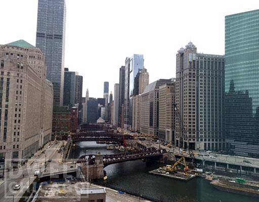 350 W Wolf Point Plaza in Chicago, IL - Building Photo