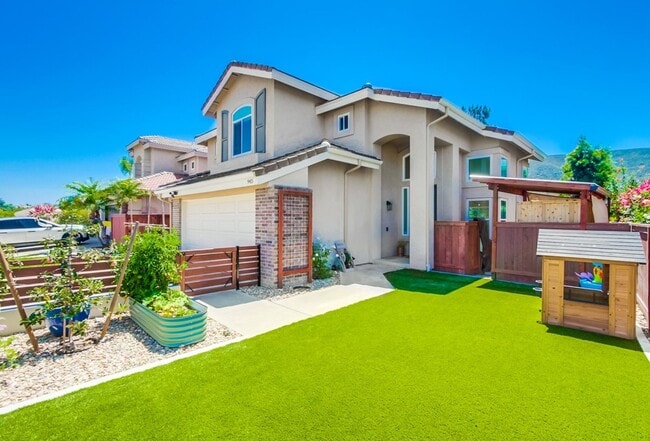 945 Honeysuckle Dr