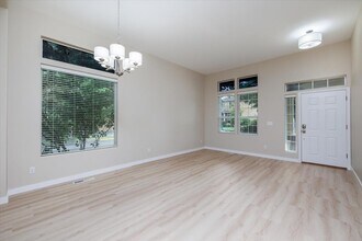 281 N Royal Oak St in Newberg, OR - Foto de edificio - Building Photo