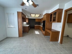 2440 Meadowrest Way in Madera, CA - Building Photo - Building Photo
