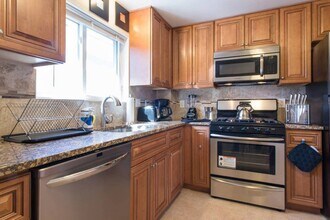 37 Oxford Cir, Unit 1 in Belmont, MA - Building Photo - Building Photo