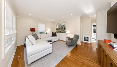 16 Miller Ln in East Hampton, NY - Building Photo - Building Photo