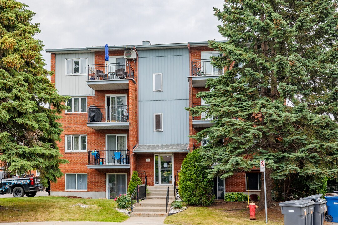 Corbusier Complex in Laval, QC - Building Photo