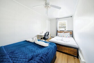 36 E 47th St, Unit apt 1 in Bayonne, NJ - Building Photo - Building Photo
