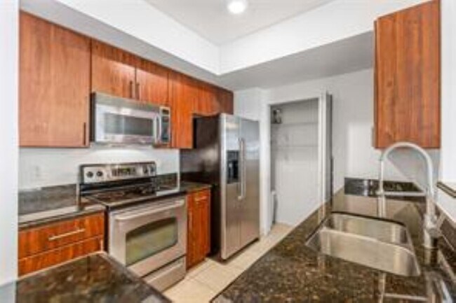 2421 NE 65th St, Unit 318 in Fort Lauderdale, FL - Foto de edificio - Building Photo