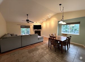 380 NW 1st St in Dundee, OR - Building Photo - Building Photo