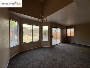 1024 Burnham Dr in Pittsburg, CA - Foto de edificio - Building Photo