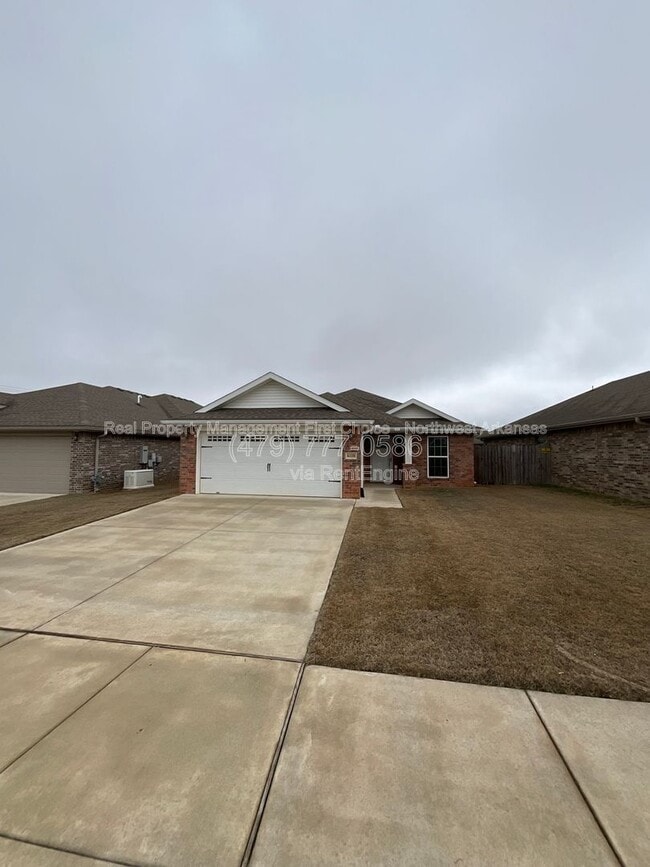 6110 NW McClellen St in Bentonville, AR - Foto de edificio - Building Photo