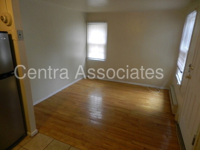 929 Spruce St-Unit -b in Philadelphia, PA - Building Photo - Building Photo