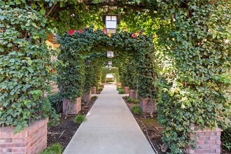 335 S Glendora Ave in Glendora, CA - Building Photo - Building Photo
