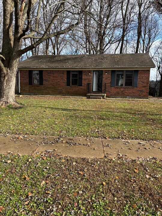 133 Valley View Dr in Bardstown, KY - Building Photo