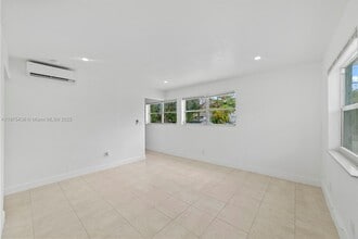 2457 NE 183rd St in Miami, FL - Foto de edificio - Building Photo