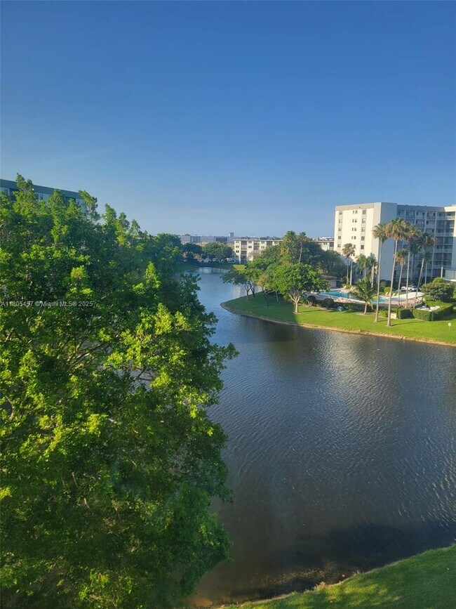 2309 S Cypress Bend Dr in Pompano Beach, FL - Building Photo - Building Photo