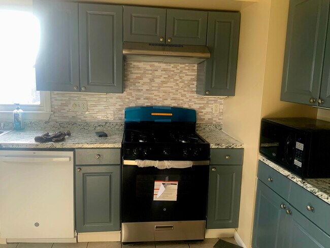 712 John St, Unit 2 in Secaucus, NJ - Building Photo - Building Photo