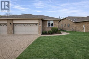 1066 Thurso Way in Windsor, ON - Building Photo