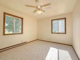 117 E Railroad St, Unit #8 in Kimball, SD - Foto de edificio - Building Photo