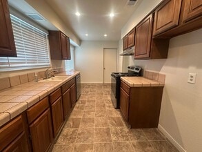 1340 Keeney Way in Sacramento, CA - Building Photo - Building Photo