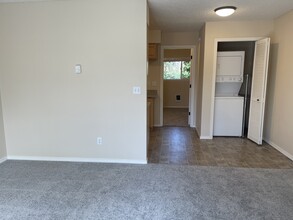 2619 NE Halsey St, Unit 7 in Portland, OR - Building Photo - Building Photo