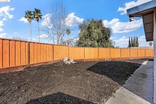 38 Asbury Ct in Pittsburg, CA - Building Photo
