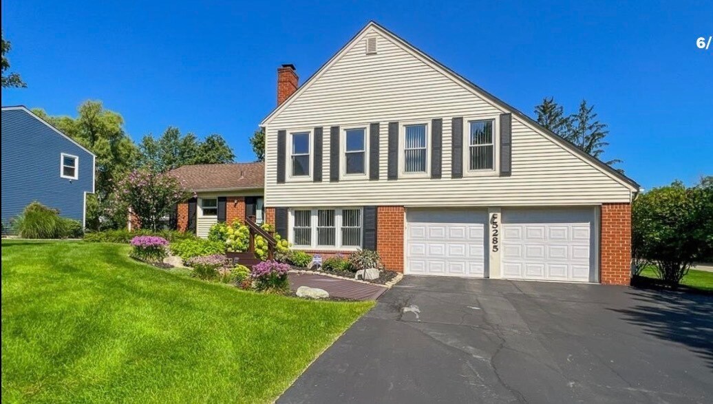 5285 Hardwoods Dr in West Bloomfield Township, MI - Building Photo