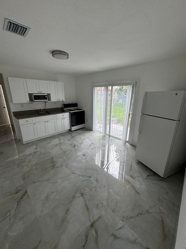 2040 NW 185th Ter in Miami Gardens, FL - Foto de edificio - Building Photo