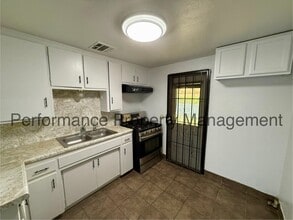 10705 Santa Barbara St in Lamont, CA - Building Photo - Building Photo