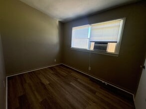 400 W Mahoney Dr in Derby, KS - Foto de edificio - Building Photo