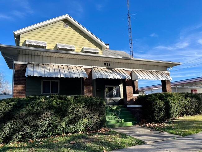911 N Center St in Bloomington, IL - Foto de edificio - Building Photo