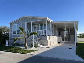 24300 Airport Rd in Punta Gorda, FL - Building Photo