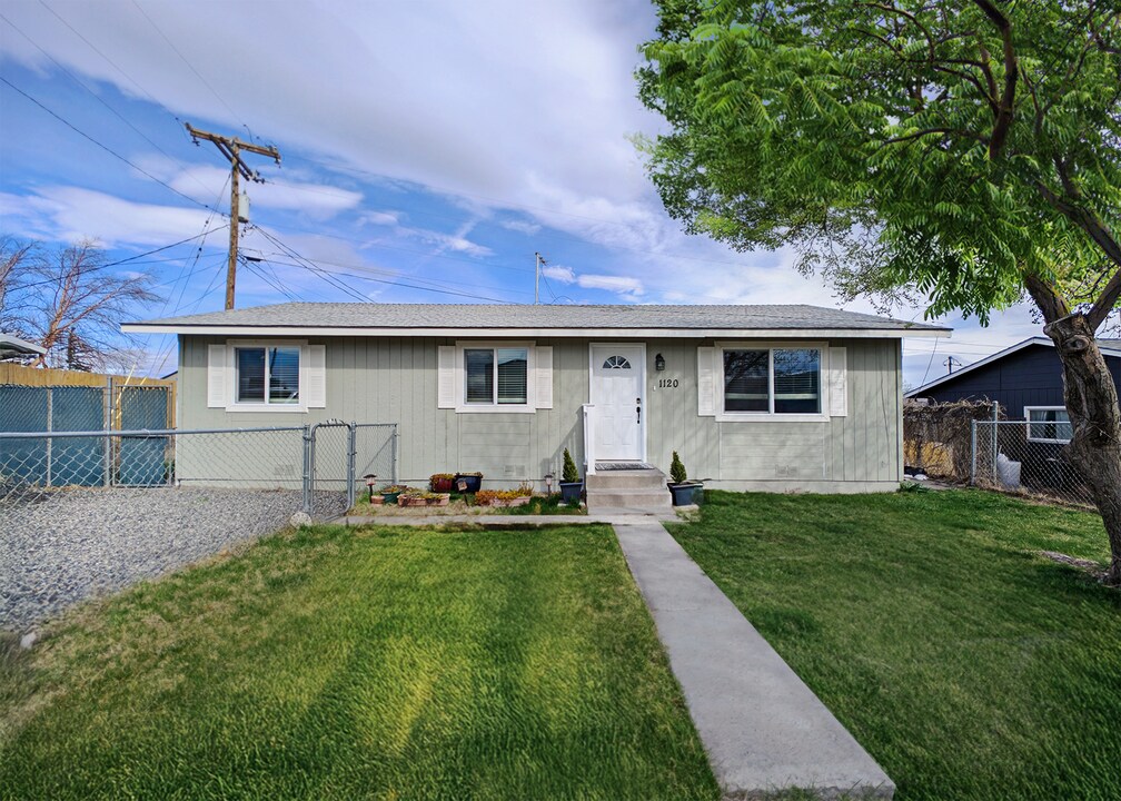 1120 Horne Rd in Benton City, WA - Building Photo