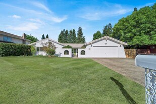 2430 Lake Redding Dr in Redding, CA - Building Photo