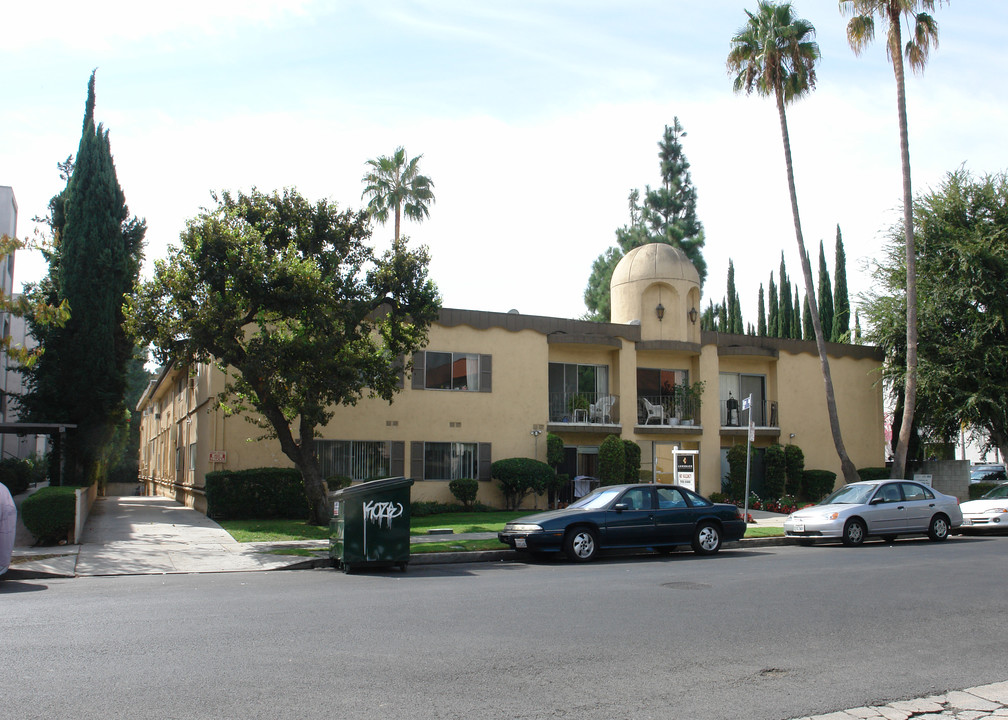 Oasis Gardens in Sherman Oaks, CA - Building Photo