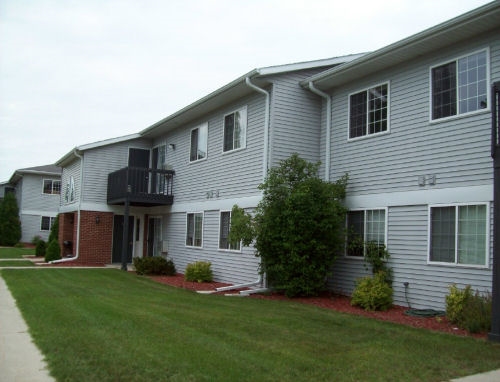 LAKESHORE PARK APARTMENTS in Two Rivers, WI - Building Photo