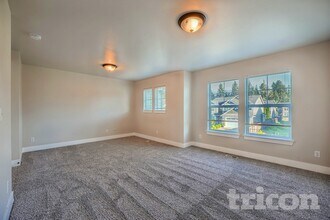 4621 204th St Ct E in Spanaway, WA - Foto de edificio - Building Photo