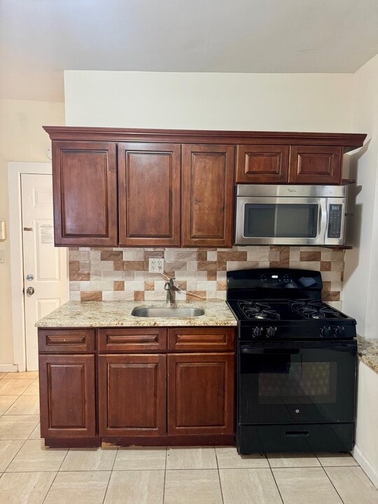 250 Avenue B in Bayonne, NJ - Building Photo