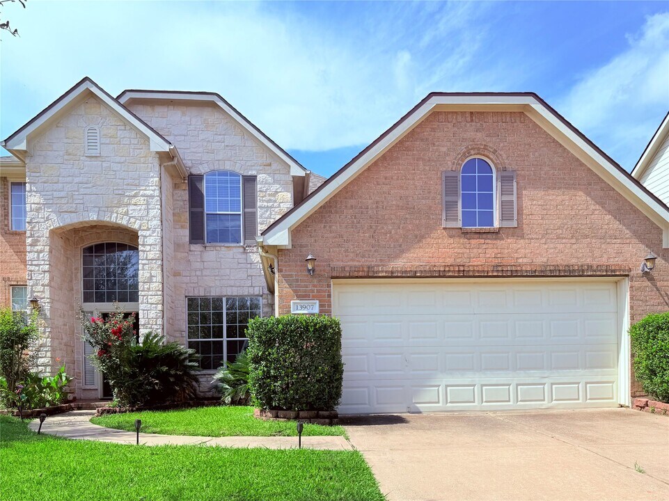 13907 Normandy Ct in Sugar Land, TX - Building Photo
