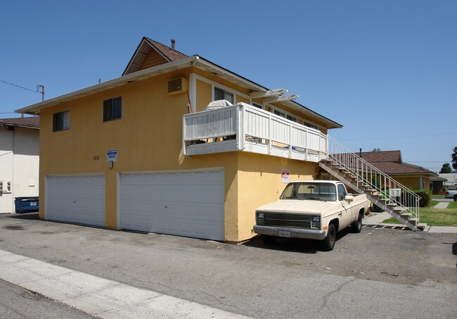 7642 Volga Dr in Huntington Beach, CA - Foto de edificio - Building Photo