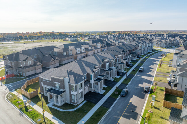 Sigford St in Whitby, ON - Building Photo - Building Photo