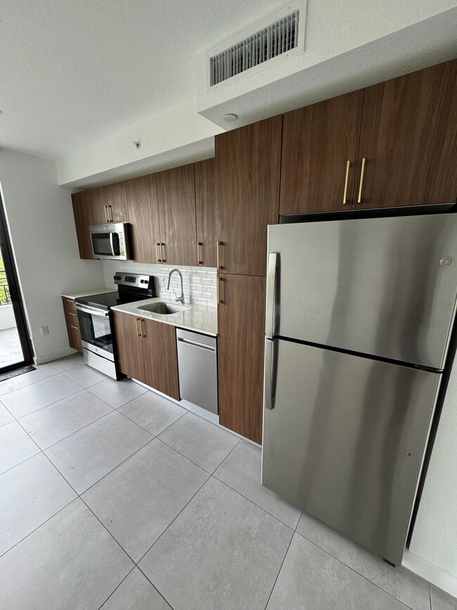 1248 NW 8th Ct, Unit S1 in Miami, FL - Building Photo - Building Photo