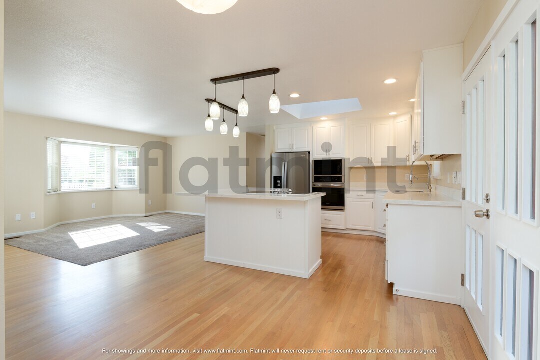 14715 57th Ave S in Tukwila, WA - Building Photo