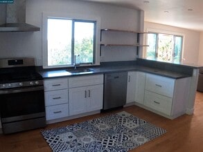 32 Kenilworth Dr in Kensington, CA - Building Photo - Building Photo