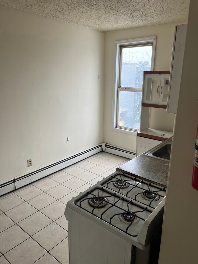 72 Parkhurst St, Unit 3 in Newark, NJ - Building Photo - Building Photo