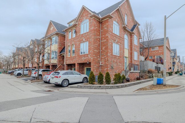 Applewood On The Park in Mississauga, ON - Building Photo - Building Photo